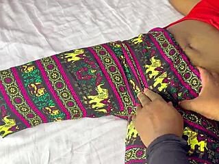 स्टेपसिस्टर को पैंटी पहनाने तक अंदर झड़ने तक चोदा