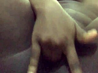 छोटी 18+ चूचियों वाली इबोनी व्होर गीली घरेलू चूत सोलो मास्टरबेशन