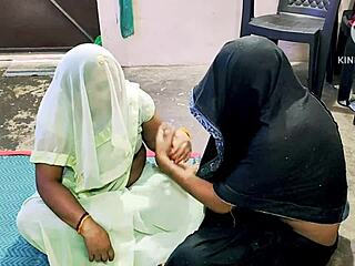 हॉर्नी देसी लड़की को मोनस्टार कॉक से बेंट ओवर डॉगीस्टाइल हार्डकोर चुदाई घरेलू सेक्स में