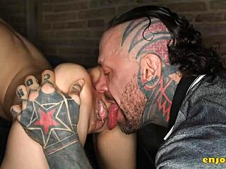 मीठी ब्रूनेट बॉयफ्रेंड से फुल एचडी में टैटू बनवाती हार्ड रिमजॉब और गीली चूत चाटना एंजॉय