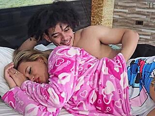 गोल्डन कोलंबियन मिल्फ बड़ी चूचियां गीली चूत, सौतेले बेटे से मॉमी रोलप्ले होममेड मिशनरी में