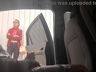 punheta arriscada na rua para estudante no ponto de ônibus?