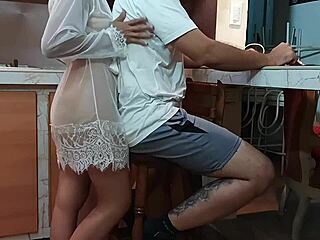 किचन क्विकी में स्टेपसन का क्रिम्पाई फिर कम निगला