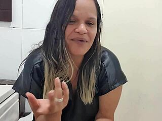 Paty Bumbum camgirl begs you make her squirt like him 13 997734140!