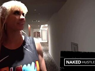 ब्लैक एक्स हूपर मस्कुलर मिल्फ को जिम में डीप इंटररेशियल पेलता