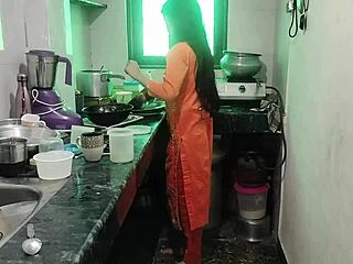 हॉट साली को जीजा ने घर अकेले डॉगीस्टाइल क्रिम्पाई चुदाई दी