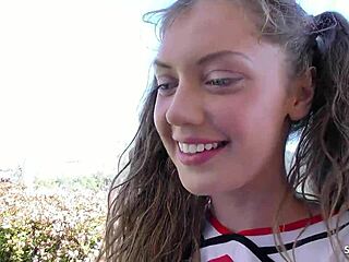 छोटी चीयरलीडर को धोखा देकर कोच डॉगी डीपथ्रोट चुदाई