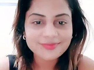 शरारती इंडियन बेब बड़ी गांड चुचियां नचाकर लुभाती